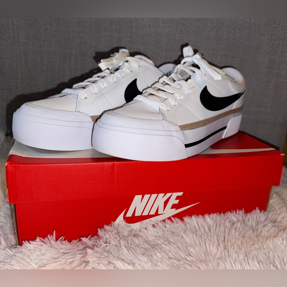 BNIB Nike Women's Court Legacy Lift Size 8.5